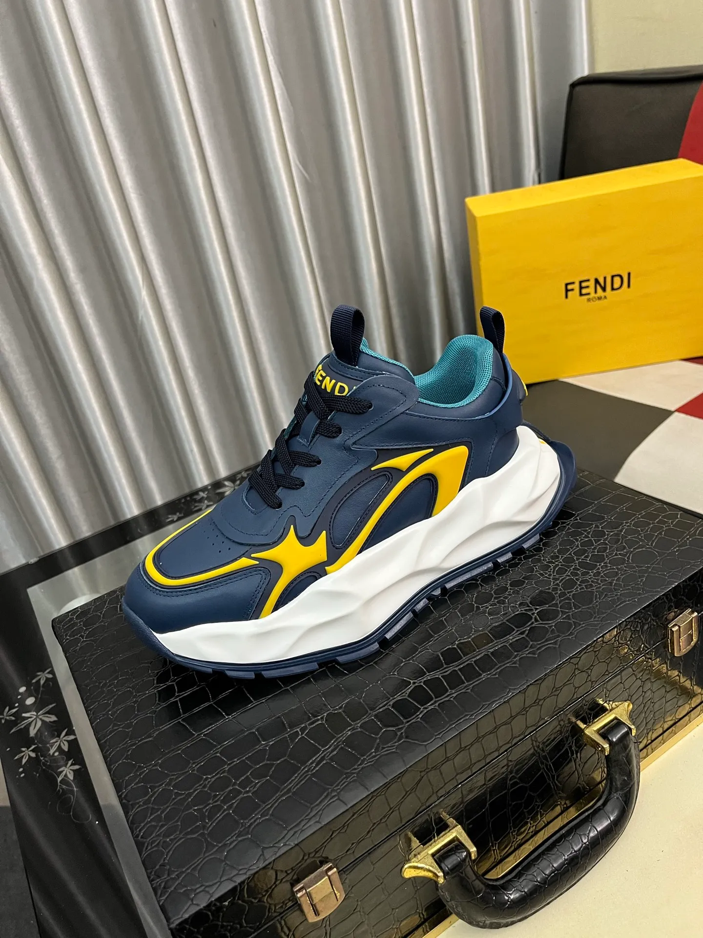 Men's Men's Shoes💰580⌚️⌚️[fendi] Fendi's classic and comfortable men's, this complex sneaker is made of soft calfskin➕genuine leather lining➕original ultra-light rubber material with rough outsole. This unique light style is suitable for the casual and refined sensibility of this season. It is comfortable and natural on the feet. It is an everyday style for casual travel in autumn and winter! 38-446️⃣colors available